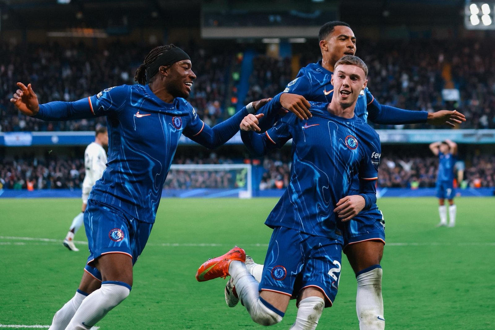 Football Chelsea in top form : A resounding victory over Aston Villa