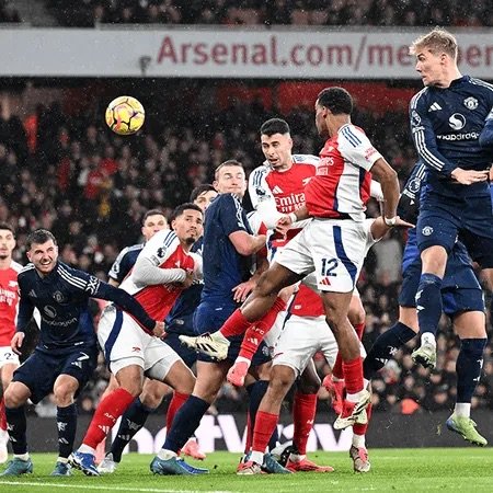 Premier League: Arsenal overpowers Manchester United